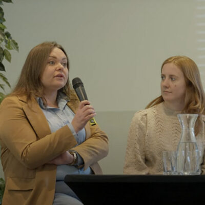 Twee sprekers tijdens de aftrap van Platform Geldzorgen in Venlo, in gesprek over samenwerking binnen het netwerk.
